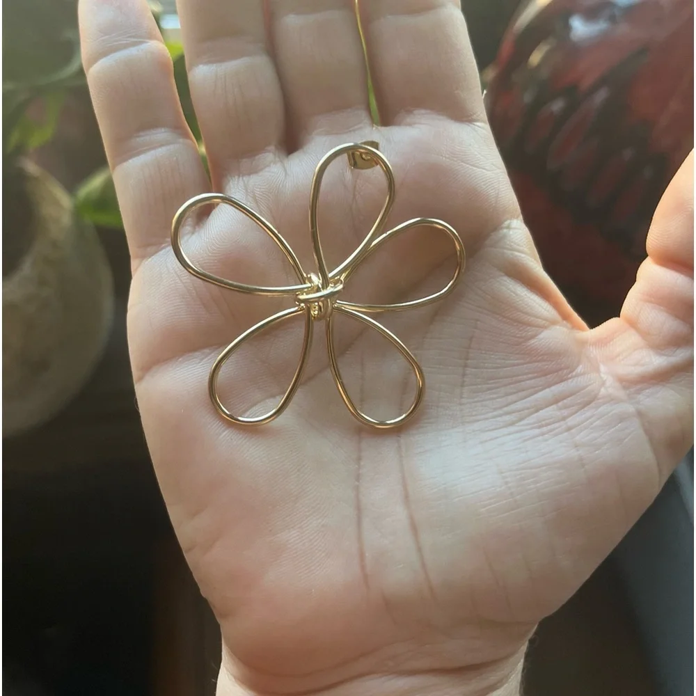 SHASHI Anemone Outline Goldplated Stud Earrings-NWOT - Picture 10 of 15